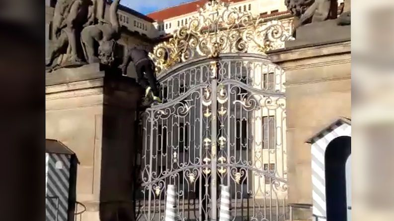 Muž přelezl bránu Pražského hradu a skočil do náruče strážím